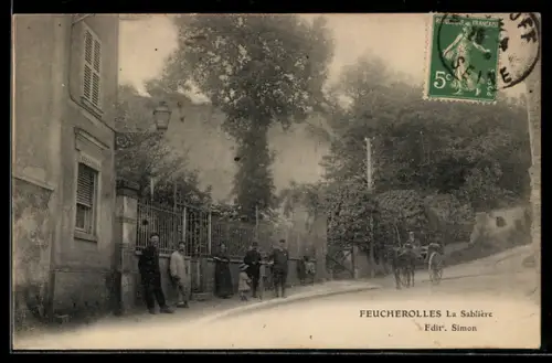 AK Feucherolles /La Sablière, Scène de rue animée avec calèche et passants