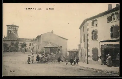 AK Ternay /Isère, La Place avec des habitants et bâtiments historiques