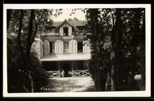 AK Franceville, Hôtel Carolus entouré de verdure