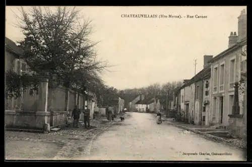 AK Chateauvillain /Hte-Marne, Rue Carnot animée avec des habitants en promenade