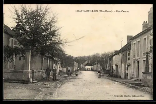 AK Chateauvillain /Hte.-Marne, Rue Carnot animée avec habitants et maisons