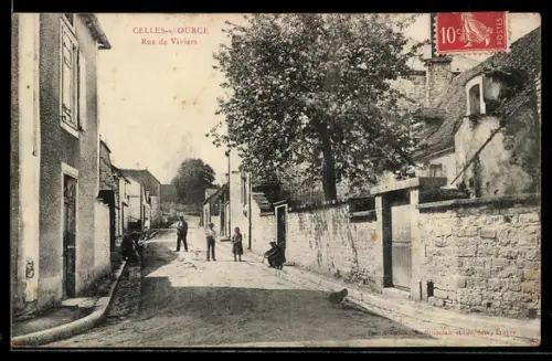 AK Celles-sur-Ource, Rue de Viviers avec passants et maisons en pierre