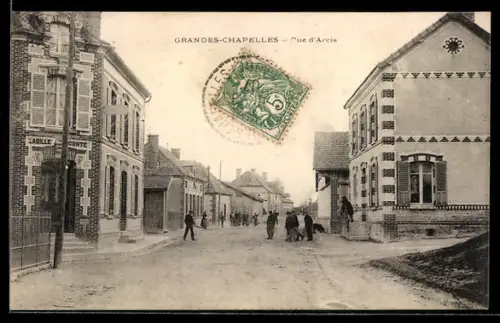 AK Grandes-Chapelles, Rue d`Arcis animée avec passants et bâtiments typiques