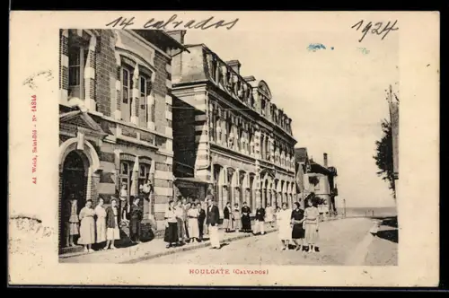 AK Houlgate /Calvados, Groupe devant des bâtiments historiques près de la mer