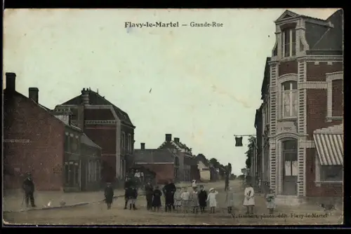 AK Flavy-le-Martel, Grande-Rue animée avec habitants et bâtiments historiques