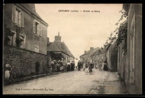 AK Louplande /Sarthe, Arrivée au bourg avec habitants et cycliste sur la route