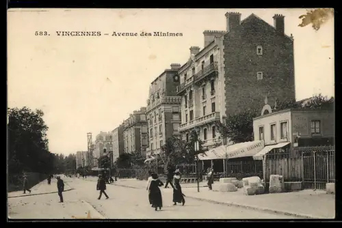 AK Vincennes, Avenue des Minimes avec passants et bâtiments historiques