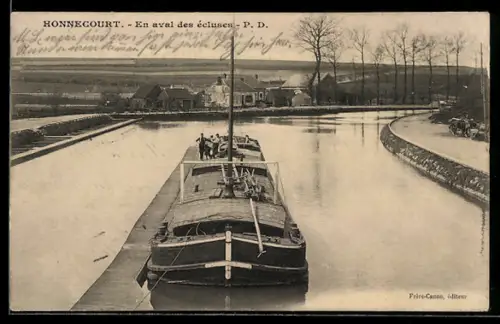 AK Honnecourt, En aval des écluses avec une péniche sur le canal