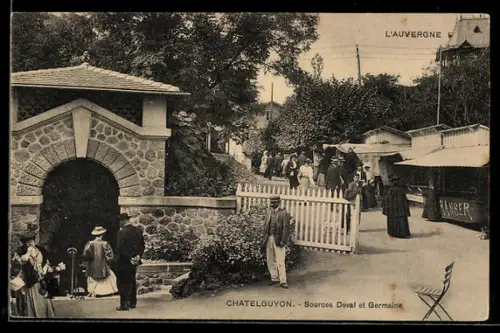 AK Châtelguyon, Sources Deval et Germaine avec visiteurs et paysage environnant