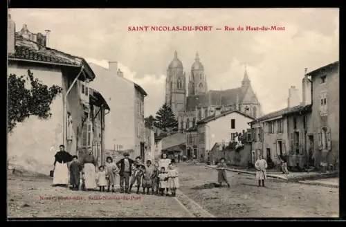AK Saint-Nicolas-du-Port, Rue du Haut-du-Mont et vue de l`église en arrière-plan