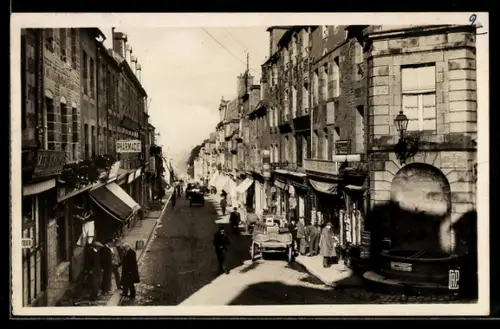 AK Vire, Rue du Calvados animée avec passants et voitures