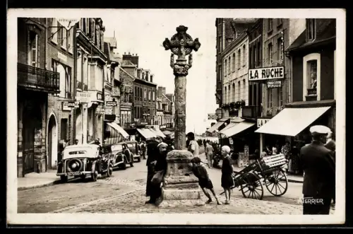 AK Le Tréport, La Croix de pierre et rue animée avec commerces et voitures