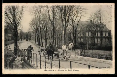 AK Avesnes, Avenue du Pont Rouge avec charrette à cheval et passants