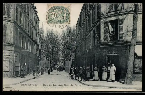 AK Charenton, Rue de Lyonne, Quai de Bercy, scène de rue animée avec des passants et des bâtiments anciens