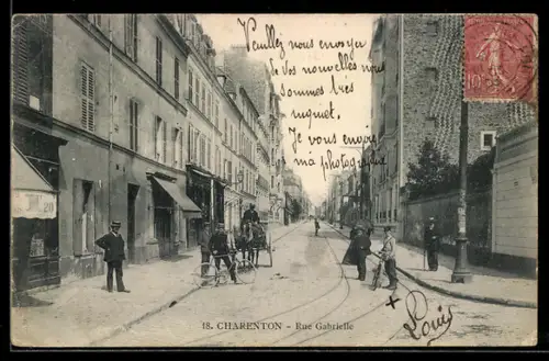 AK Charenton, Rue Gabrielle avec calèche et passants animant la scène urbaine