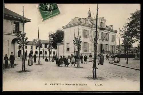 AK Créteil, Place de la Mairie avec habitants et bâtiments historiques