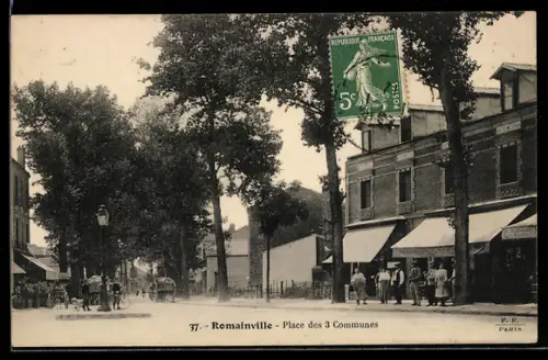 AK Romainville, Place des 3 Communes avec passants et boutiques