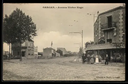 AK Gargan, Avenue Victor Hugo avec passants et bâtiments en bordure de rue