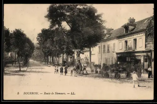 AK Bourron, Route de Nemours avec boutiques et passants