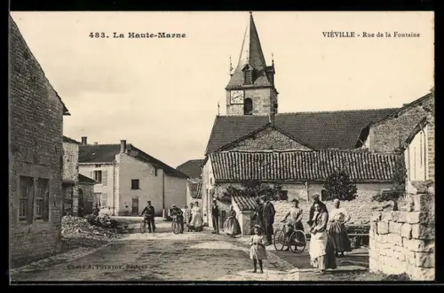 AK Viéville /Haute-Marne, Rue de la Fontaine avec habitants et église en arrière-plan