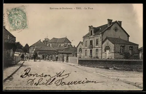 AK Thil, La Place avec bâtiments et habitants réunis