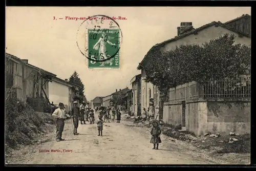 AK Fleury-sur-Aire, Grande-Rue avec habitants et vie de village animée