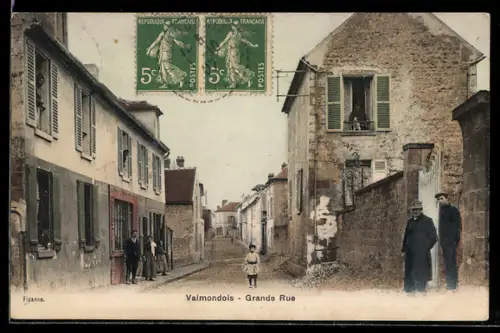 AK Valmondois, Grande Rue avec habitants et maisons anciennes