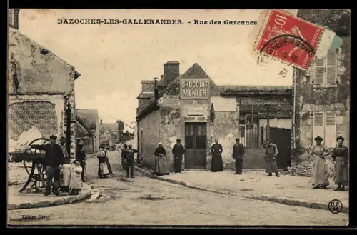 AK Bazoches-les-Gallerandes, Rue des Garennes avec habitants et boutique Chocolat Menier
