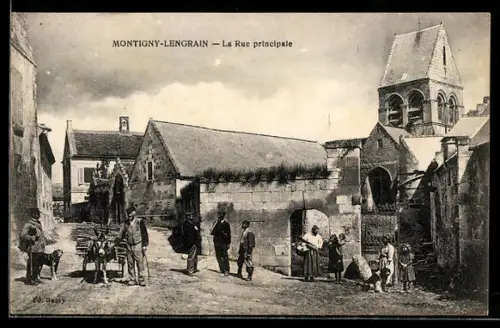 AK Montigny-Lengrain, La Rue principale avec villageois et église en arrière-plan