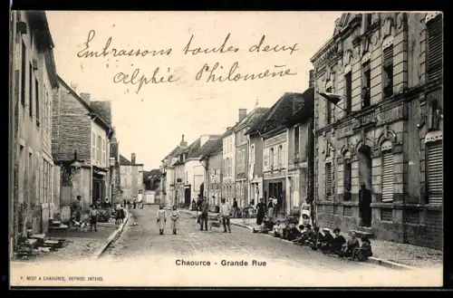 AK Chaource, Grande Rue animée avec habitants et enfants jouant