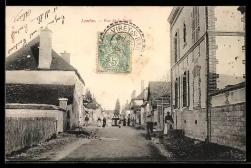 AK Lencios, Rue de la Poste animée avec habitants et maisons traditionnelles