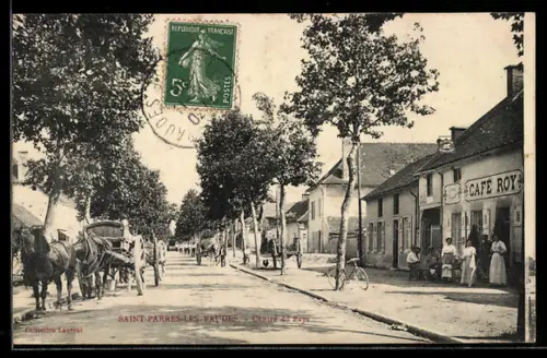 AK Saint-Parres-lès-Vaudes, Centre du Pays avec le Café Roy et chariots à chevaux