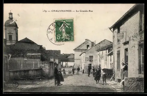 AK Chalvraines, La Grande-Rue animée avec habitants et bâtiments historiques
