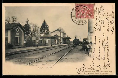AK Nangis, La Gare avec train à quai et voyageurs sur le quai