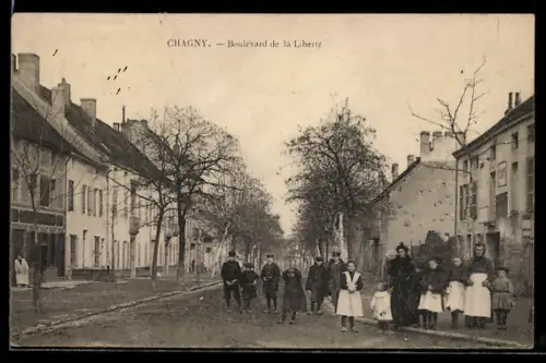 AK Chagny, Boulevard de la Liberté avec passants en promenade