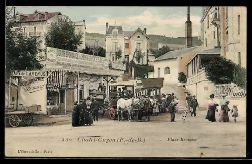 AK Châtel-Guyon /P.-de-D., Place Brosson avec tramway et passants