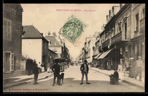 AK Montceau-les-Mines, Rue Carnot animée avec des passants et bâtiments historiques