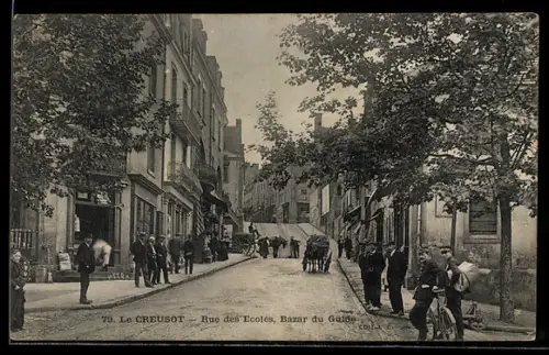AK Le Creusot, Rue des Écoles, Bazar du Guide