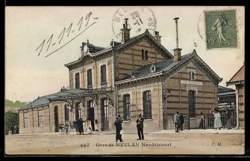 AK Meulan /Hardricourt, Gare de Meulan Hardricourt avec voyageurs et bâtiment en briques