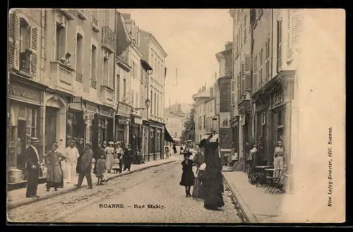 AK Roanne, Rue Mably animée avec passants et boutiques