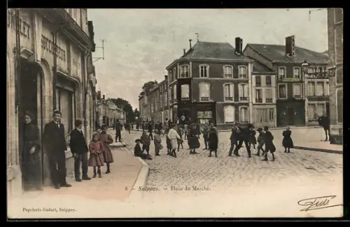 AK Suippes, Place du Marché avec des enfants jouant et des passants