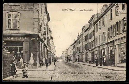 AK Lunéville, Rue Banaudon animée avec passants et commerces