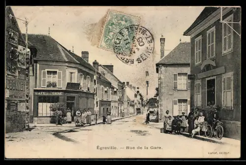 AK Égreville, Rue de la Gare animée avec habitants et commerces