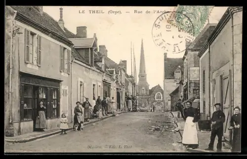 AK Le Theil /Orne, Rue de l`Archer avec vue sur l`église et habitants dans la rue