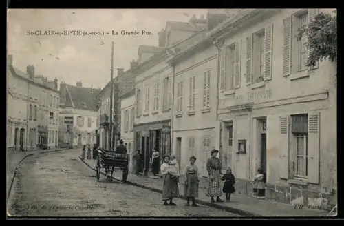 AK St-Clair-sur-Epte, La Grande Rue avec habitants devant les maisons