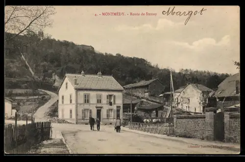 AK Montmédy, Route de Stenay avec maisons et colline en arrière-plan