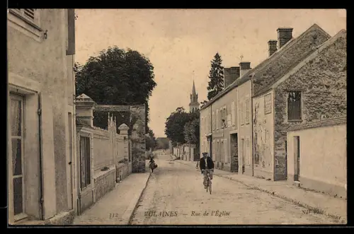 AK Vulaines, Rue de l`Église avec cycliste et vue sur le clocher de l`église