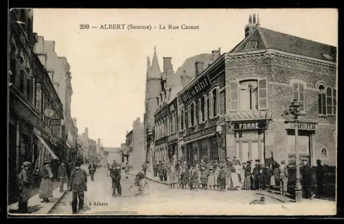 AK Albert /Somme, La Rue Carnot animée avec des passants et des bâtiments historiques