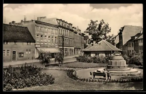 AK Artern, Geschwister-Scholl-Platz, Modehaus Dieskau, Brunnen, Pavillon