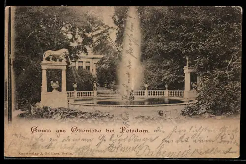 AK Glienicke bei Potsdam, Schlosspark-Partie mit Löwenskulptur und Springbrunnen
